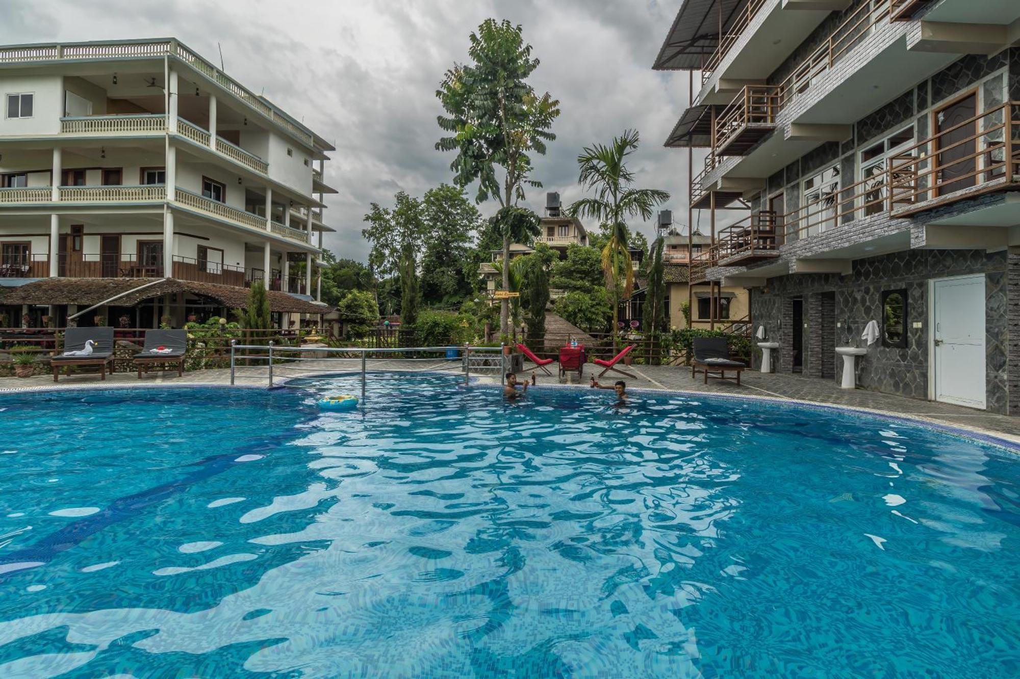 Hotel Riverside With Swimming Pool Саураха Экстерьер фото